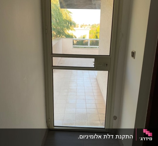 דלת אלומיניום עם זכוכית מובילה למרפסת